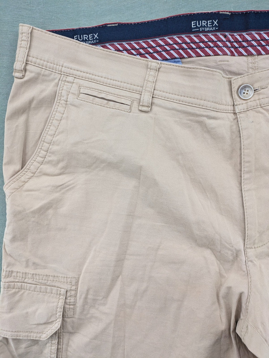 BRAX beige cargo shorts regular cut cotton with multiple pockets and classic design