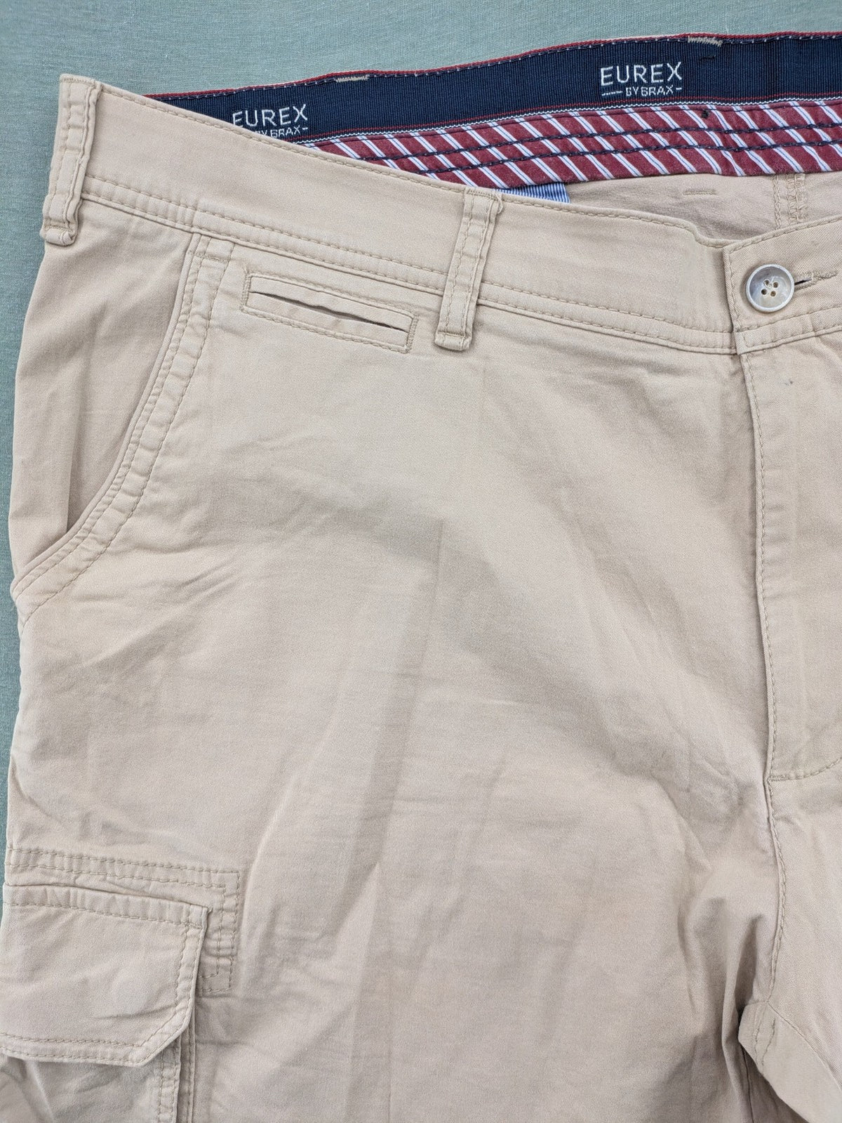 BRAX beige cargo shorts regular cut cotton with multiple pockets and classic design