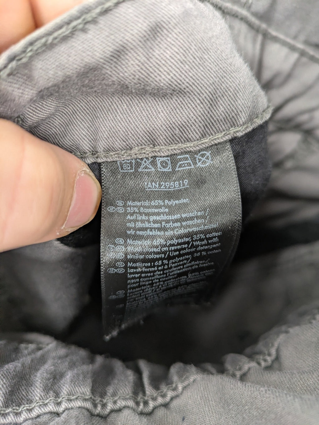 Herren Latzhose grey with black accents, multiple cargo pockets, durable polyester-cotton blend.