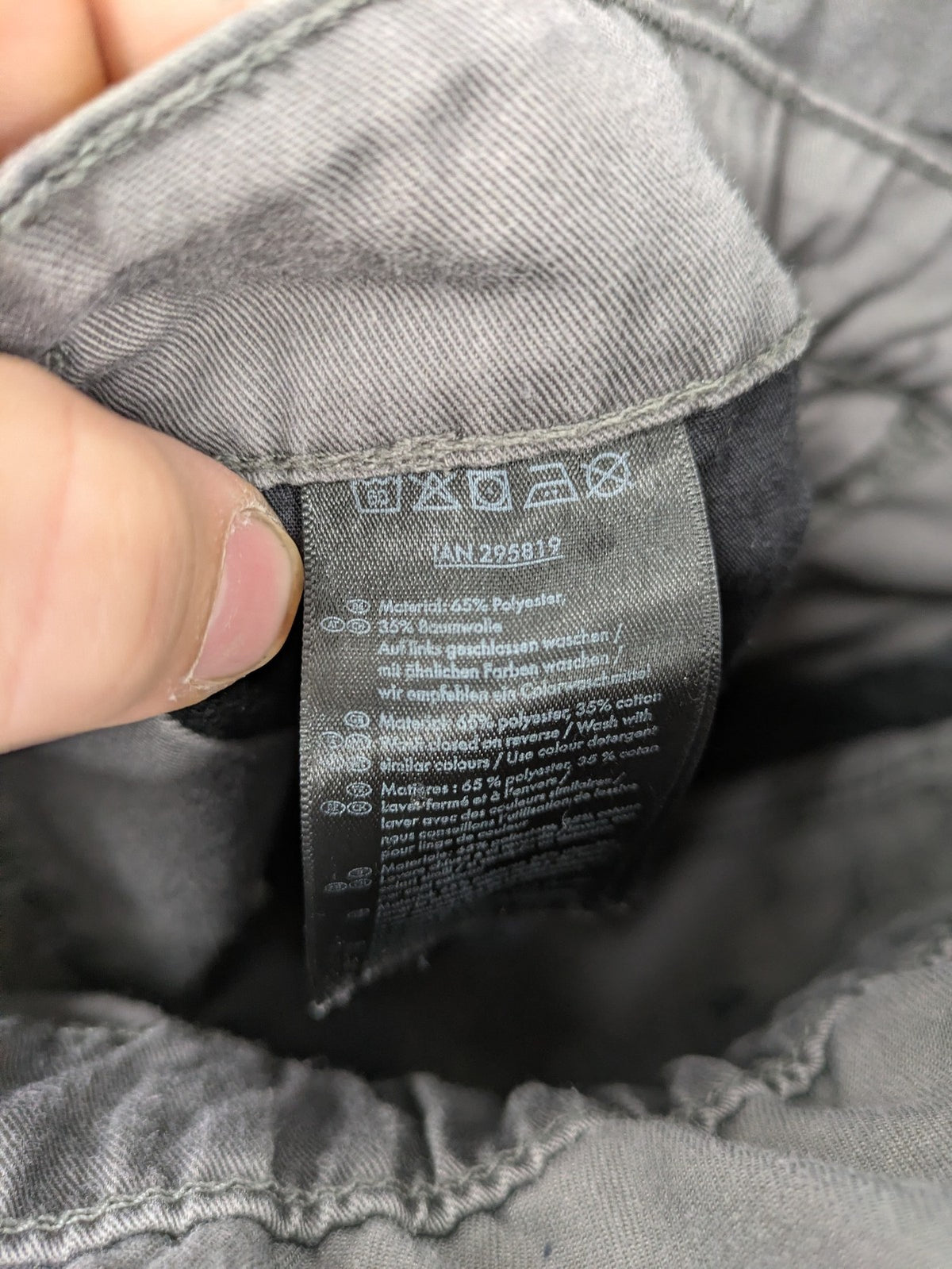 Herren Latzhose grey with black accents, multiple cargo pockets, durable polyester-cotton blend.