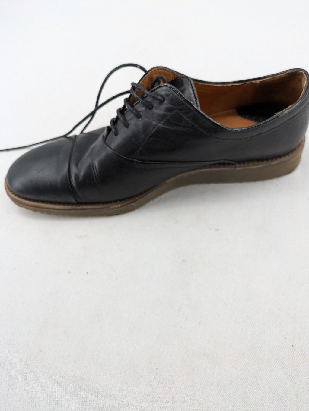 Zara Man black leather Oxford shoes with classic silhouette and durable modern sole.