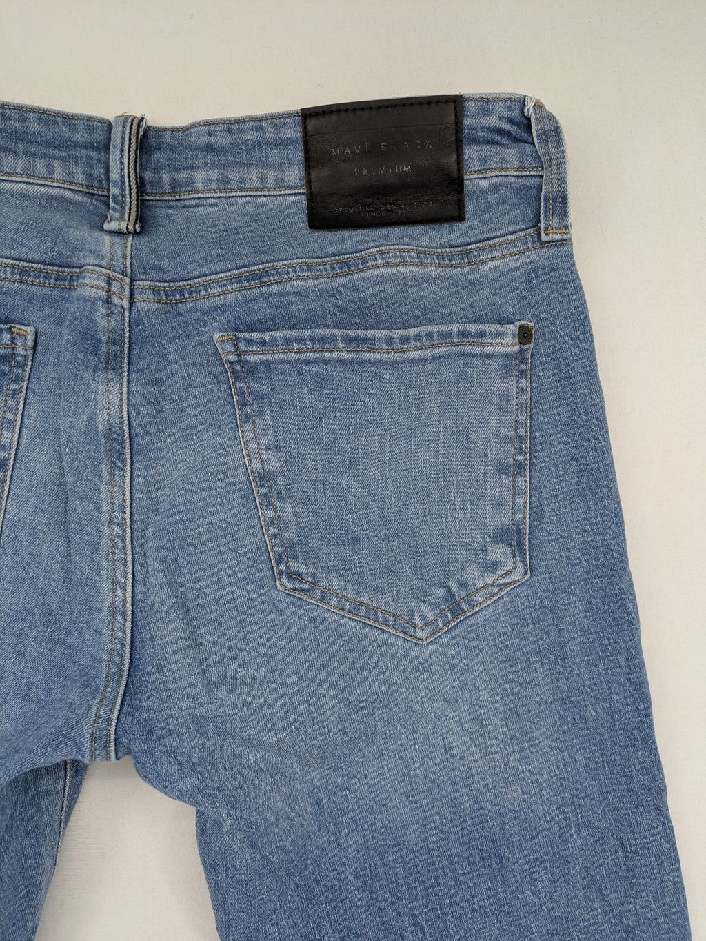 Mavi straight jeans black with light blue wash, made from cotton and elastane blend.