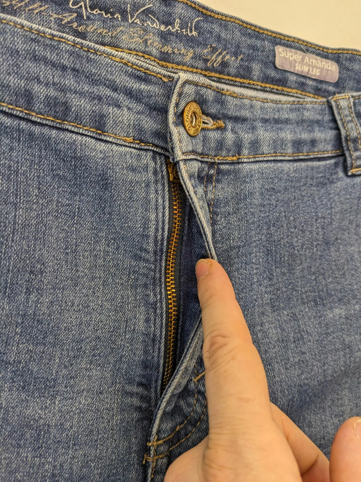 Gloria Vanderbilt blue straight jeans with slimming effect, made of stretch denim.