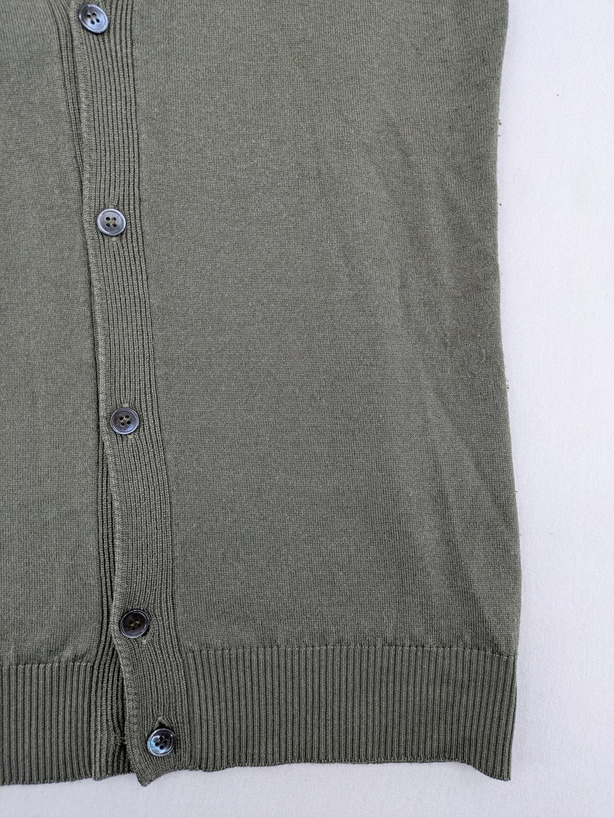 Circolo green vest with V-neck, button closure, made from merino wool and silk blend.