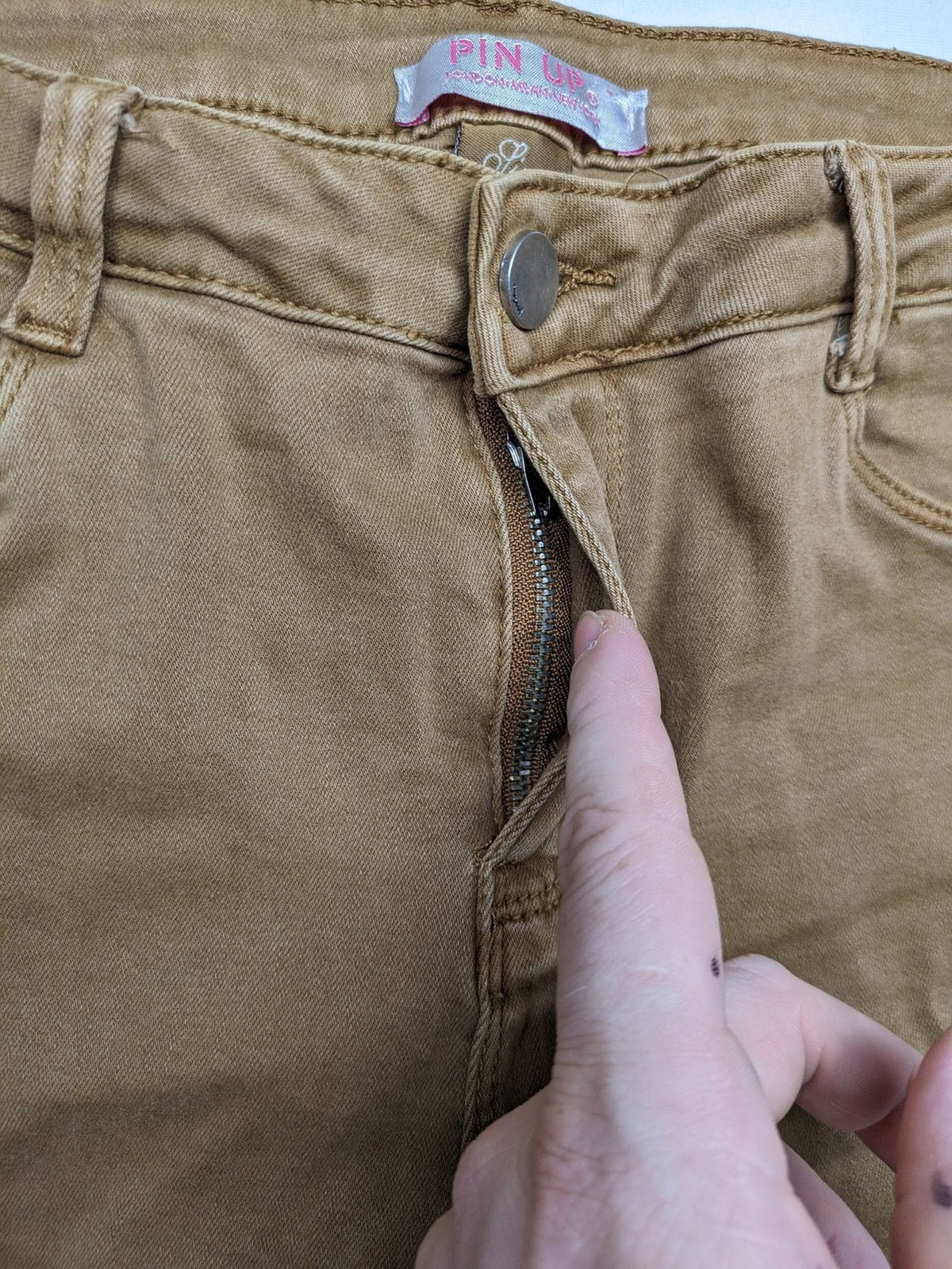 Pin Up khaki skinny jeans classic 5-pocket design with zipper and button closure