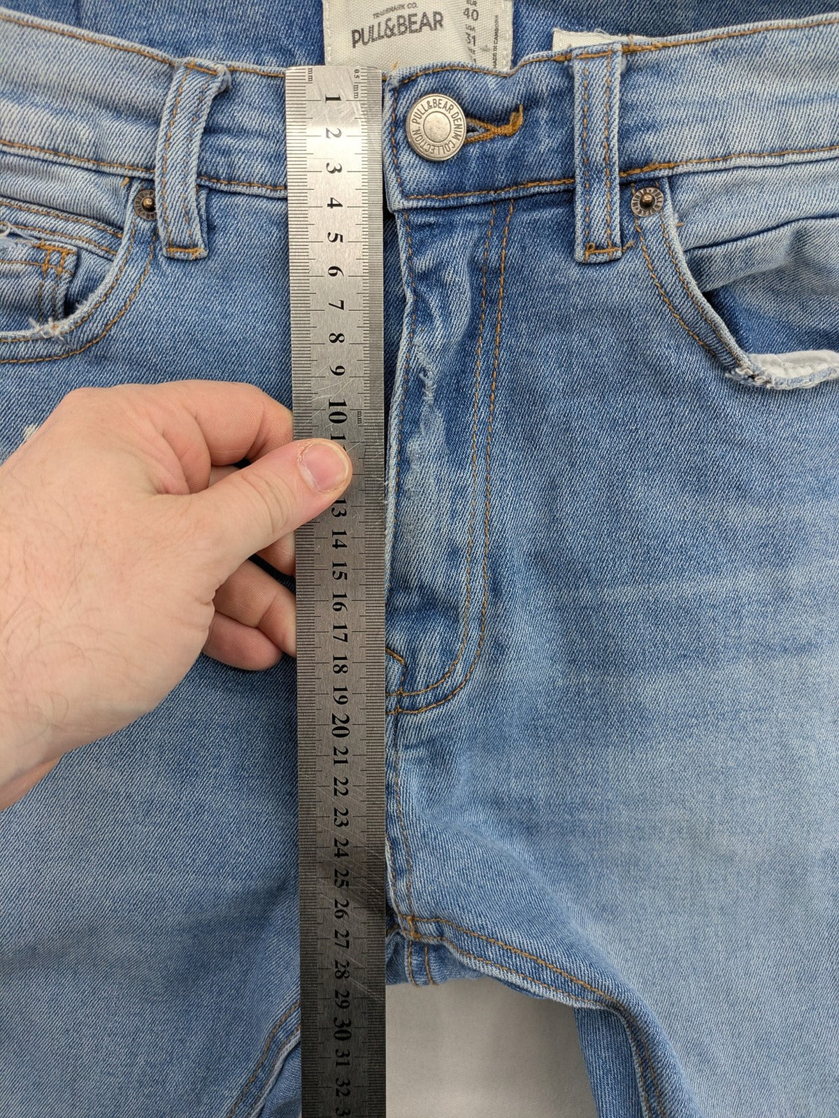 Pull&Bear blue carrot fit jeans with distressed knees and frayed hems.