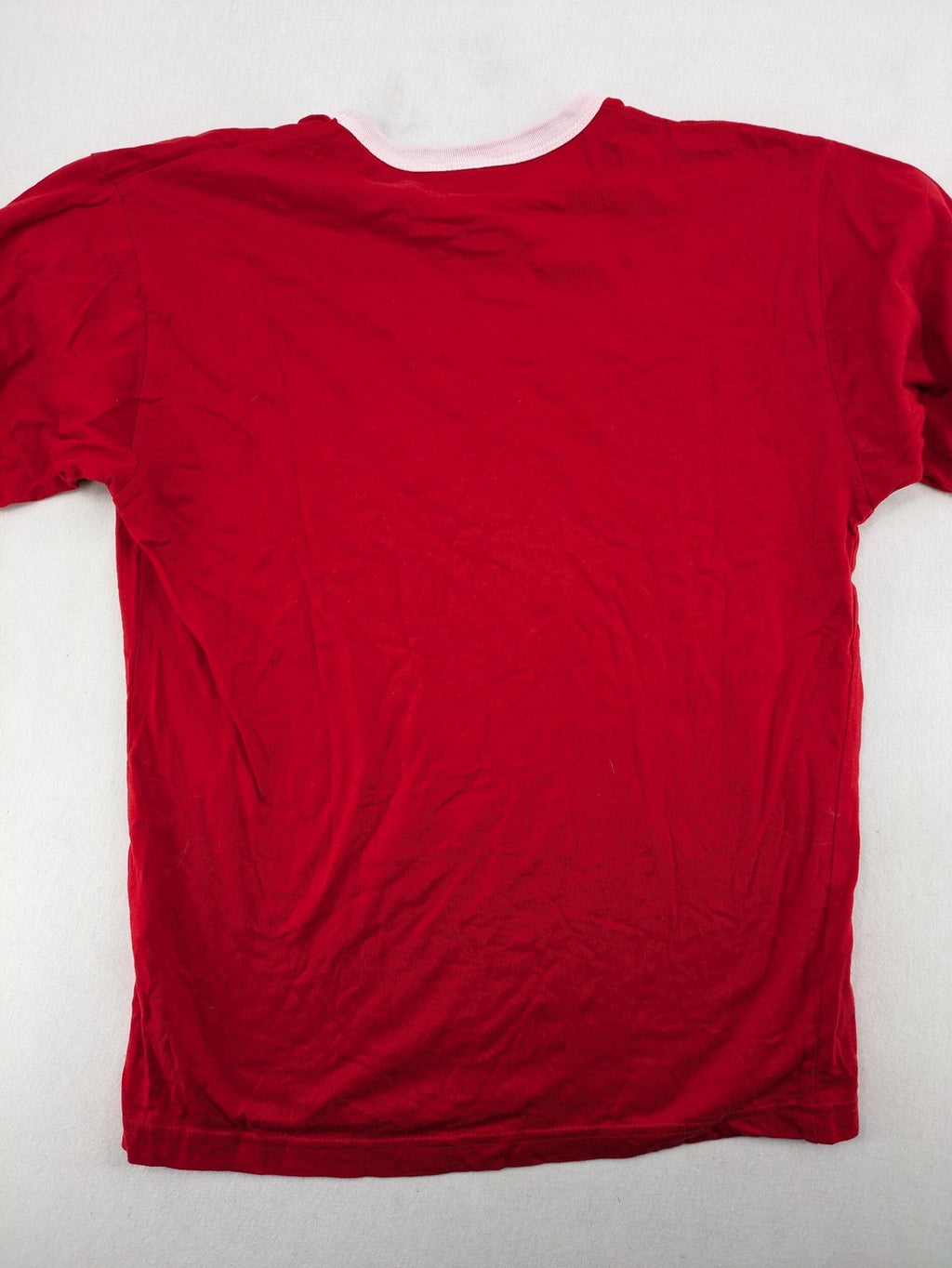 ck red Ringer T-shirt with white collar, "Aufregend.gut" slogan, 100% cotton.
