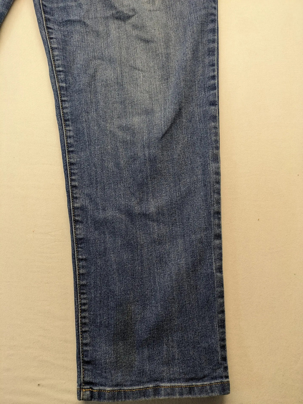 Gloria Vanderbilt blue straight jeans with slimming effect, made of stretch denim.