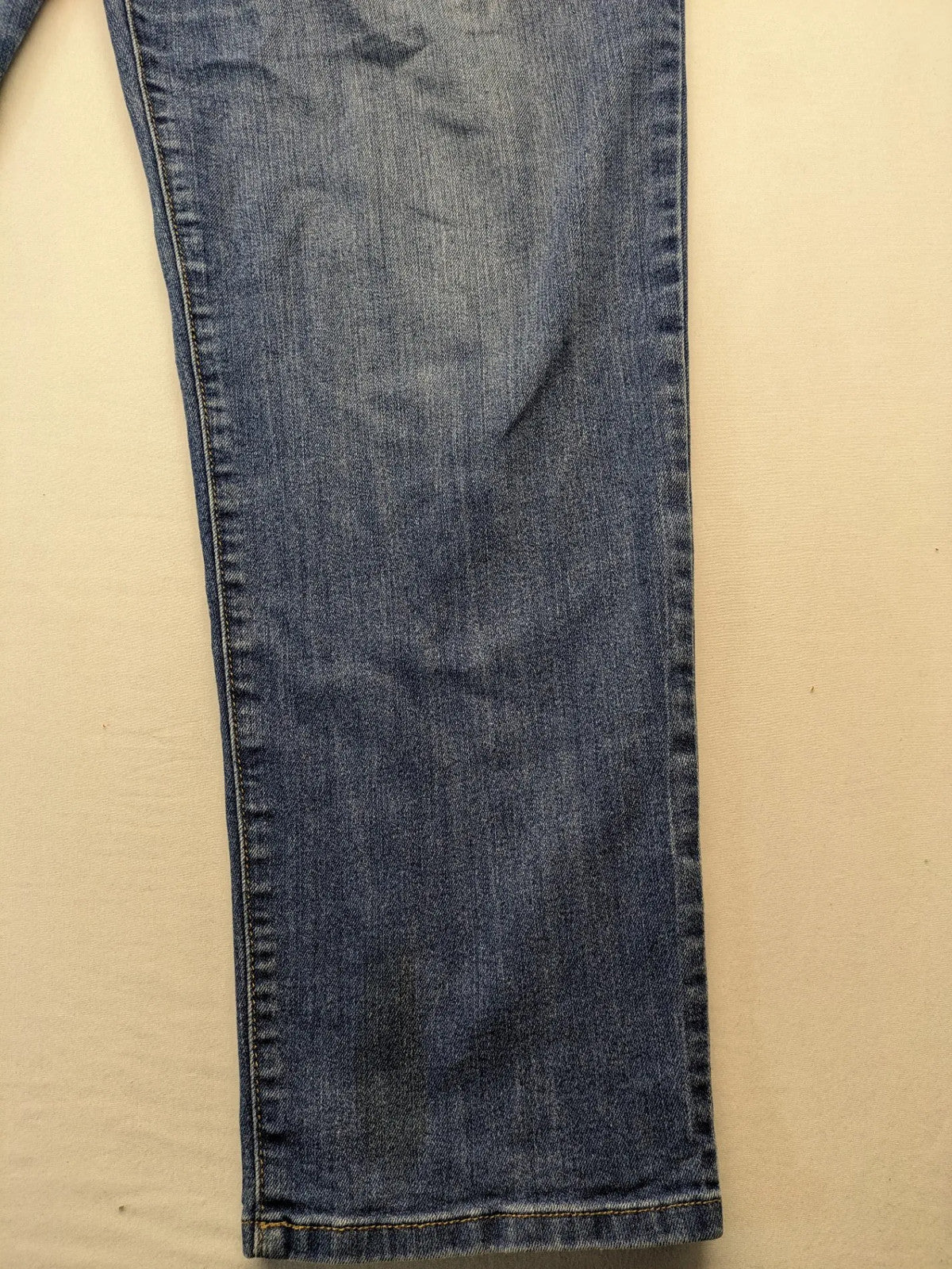 Gloria Vanderbilt blue straight jeans with slimming effect, made of stretch denim.