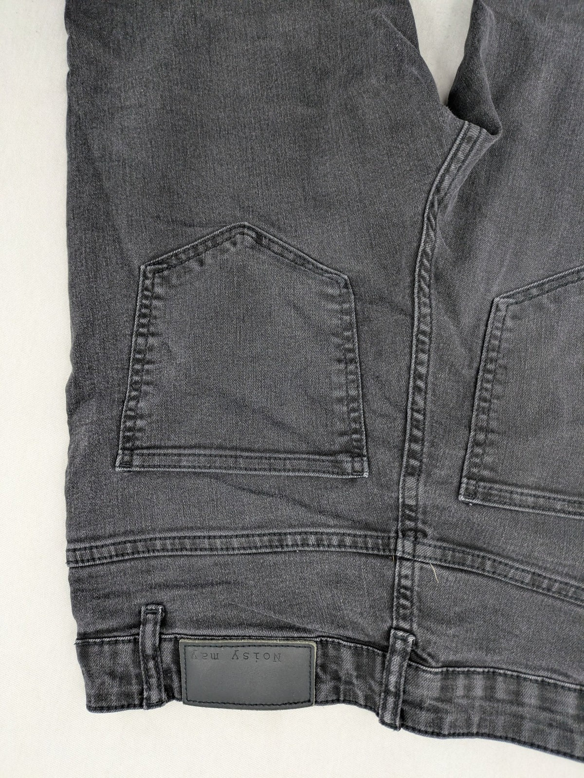 Noisy May grey skinny jeans with classic 5-pocket design and button closure.