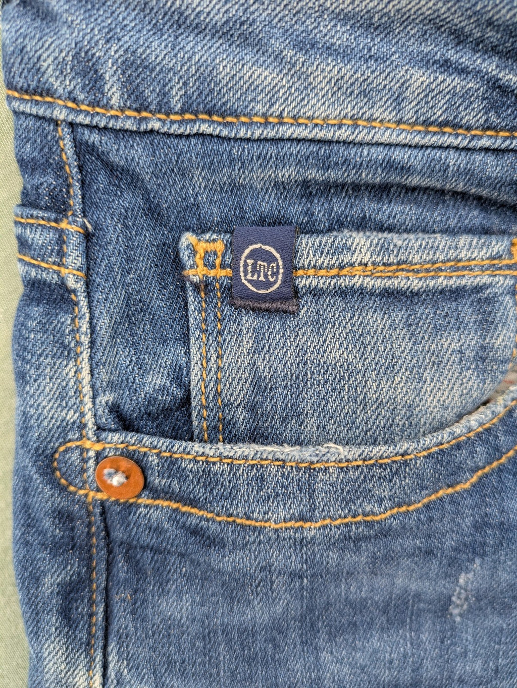 Le Temps des Cerises blue straight jeans, medium wash, 5-pocket design, Candiani denim.