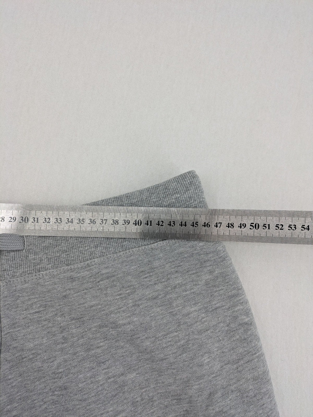 Crivit grey sweatshorts XL with elastic waistband and side pockets, cotton blend material.