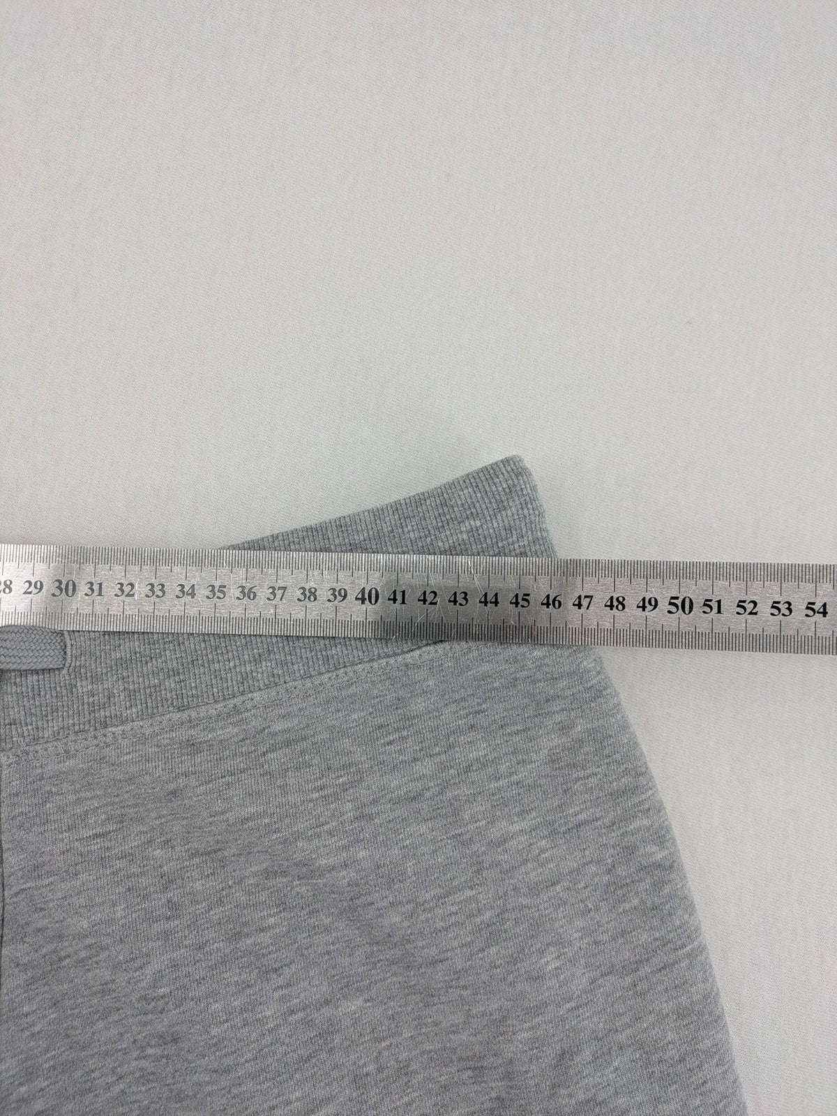 Crivit grey sweatshorts XL with elastic waistband and side pockets, cotton blend material.