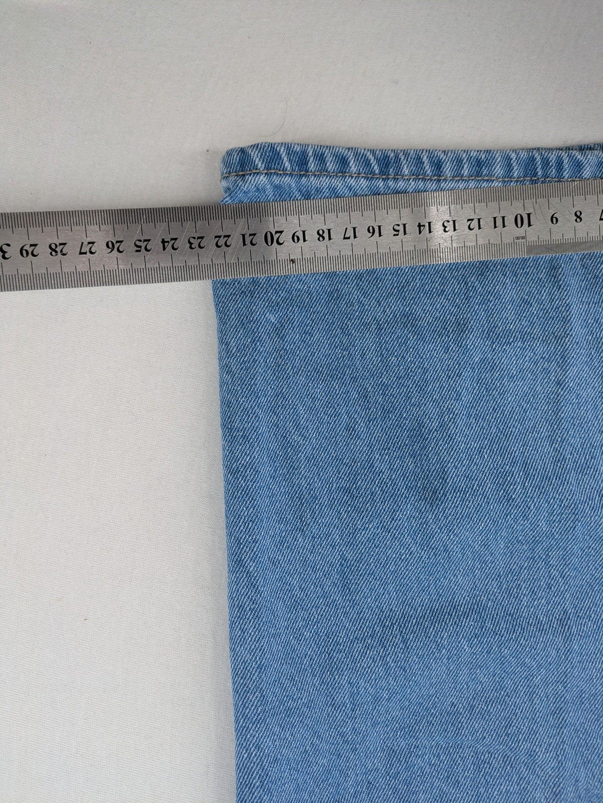 ONLY blue straight jeans with multiple pockets and zipper/button closure, made of 100% cotton.