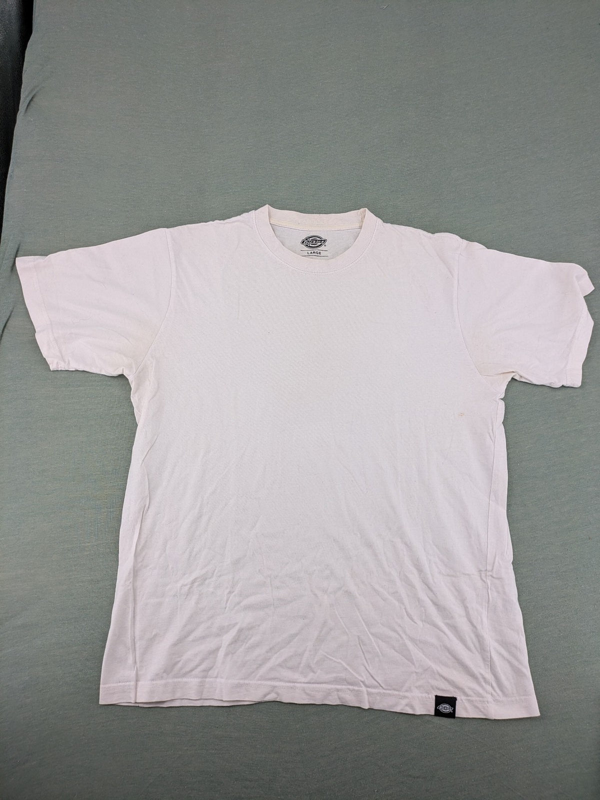 Dickies white t-shirt cotton short sleeve round neck with small logo patch.