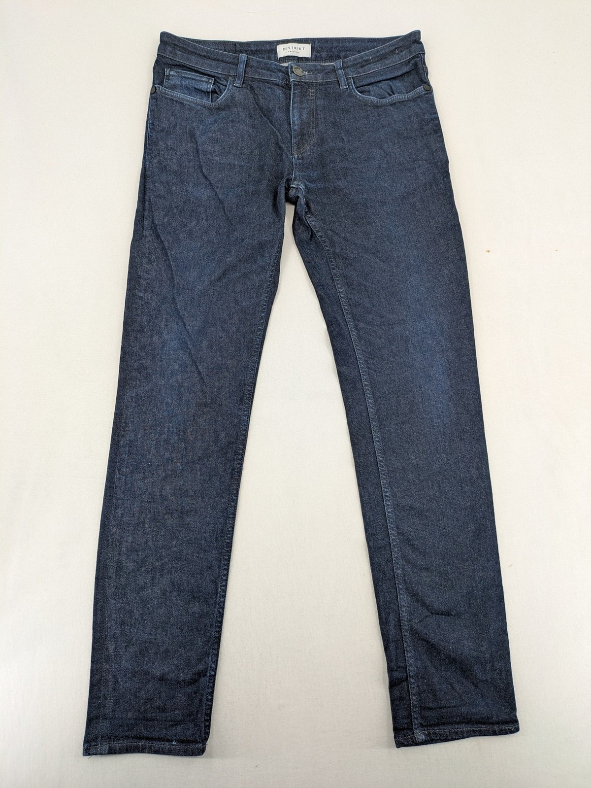 DISTRIKT NØRREBRO blue slim fit jeans with classic rinse wash and stretch denim material.