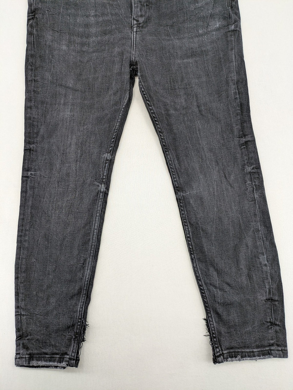 Zara slim fit jeans grey washed with distressed details and frayed hem.