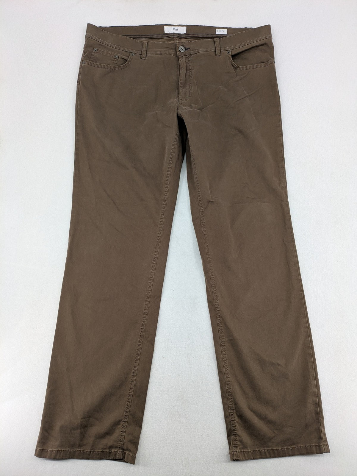 BRAX khaki chinos Cooper Fancy regular fit soft cotton blend with logo detail.