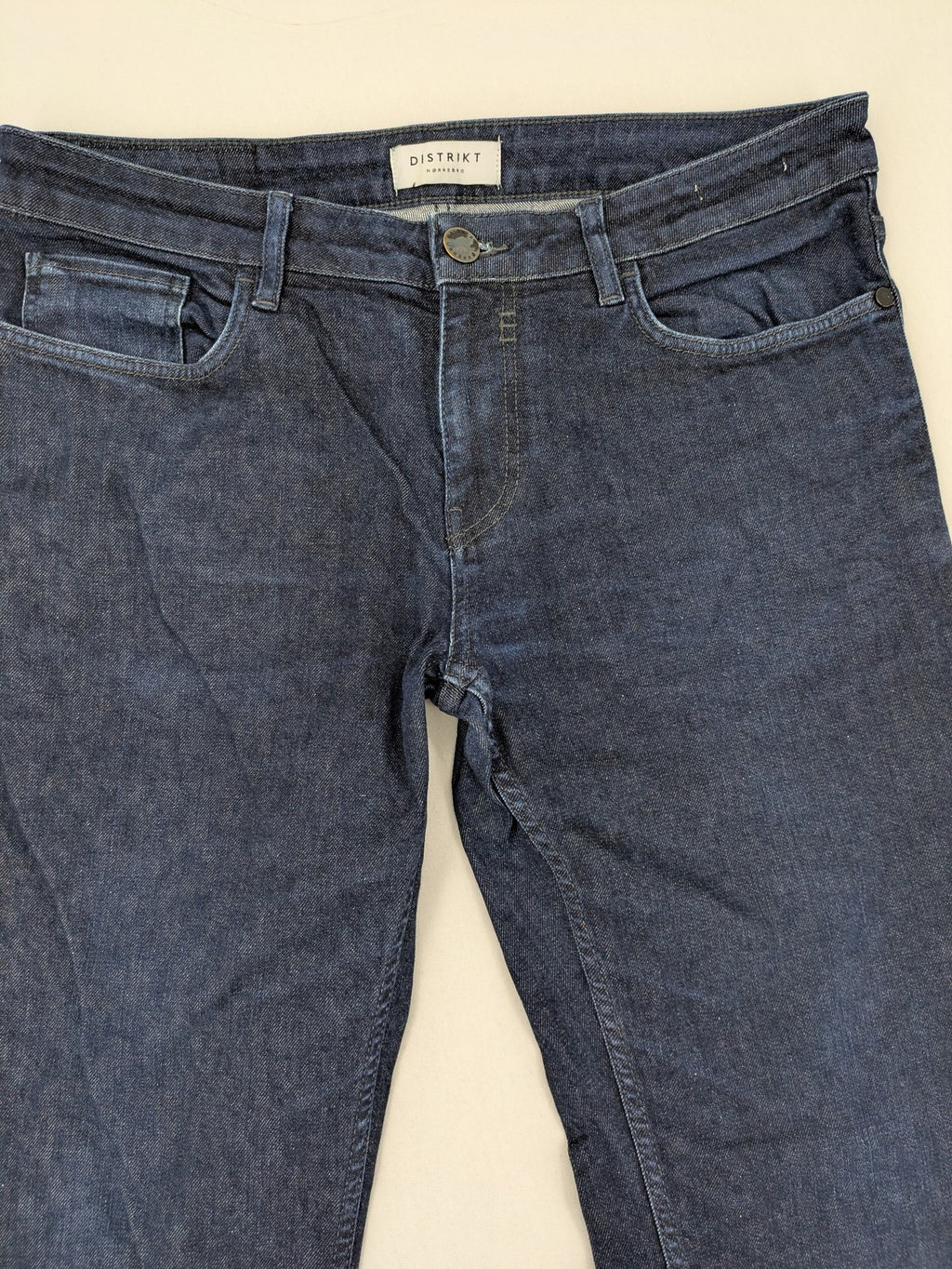 DISTRIKT NØRREBRO blue slim fit jeans with classic rinse wash and stretch denim material.