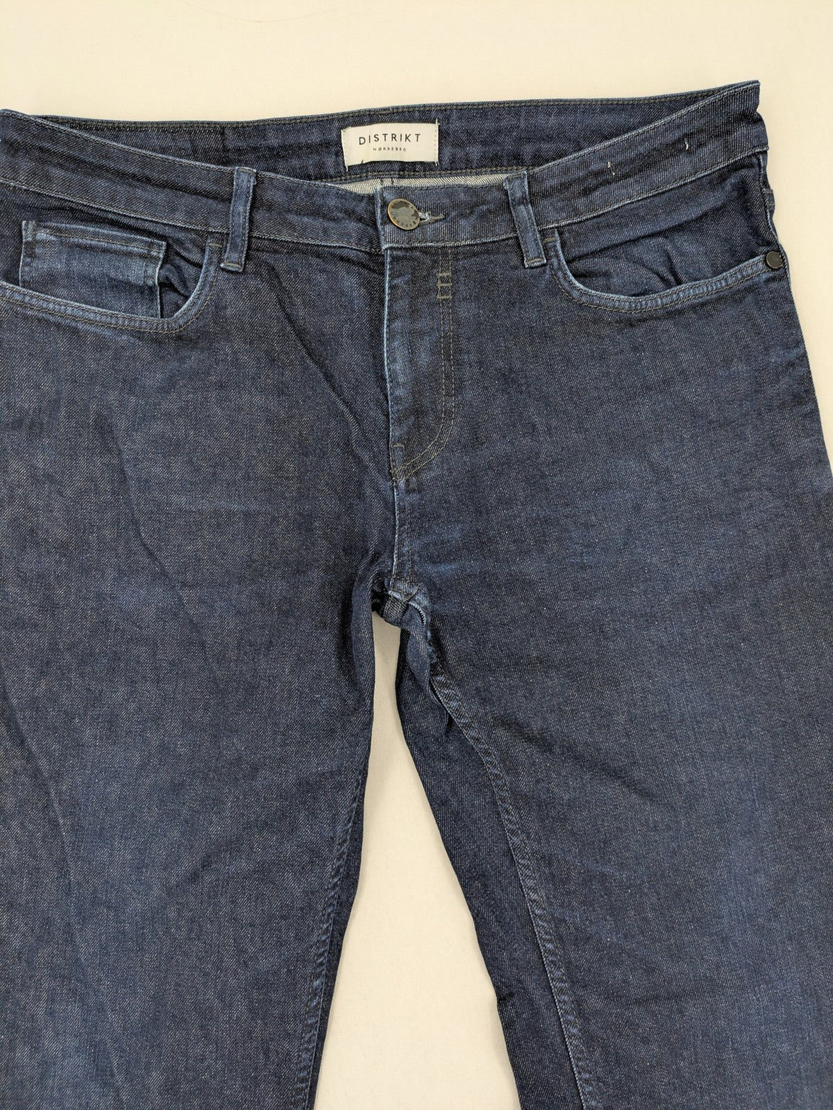 DISTRIKT NØRREBRO blue slim fit jeans with classic rinse wash and stretch denim material.