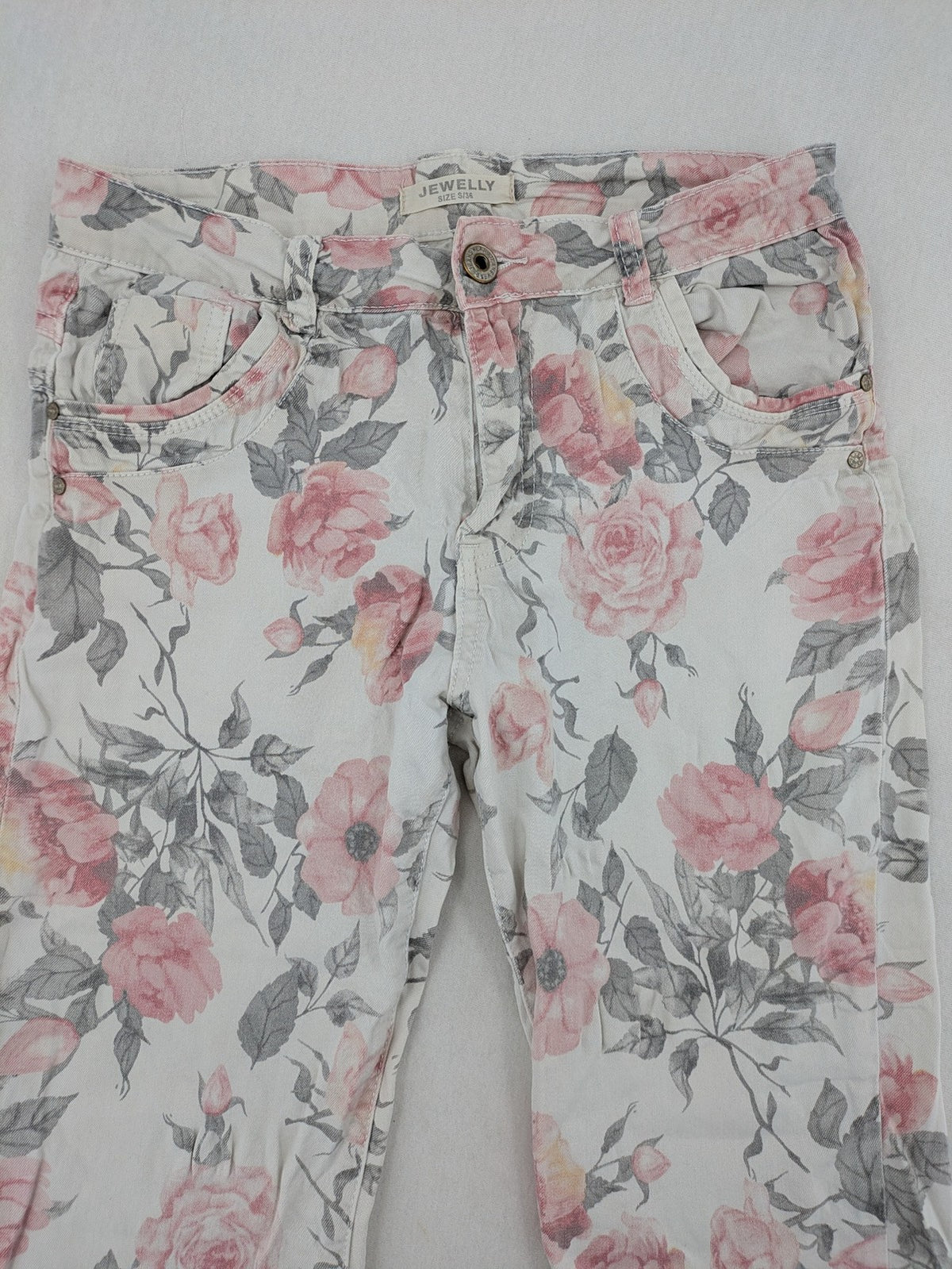 Jewelly multi floral print capri jeans with 5-pocket design and stretch cotton blend.