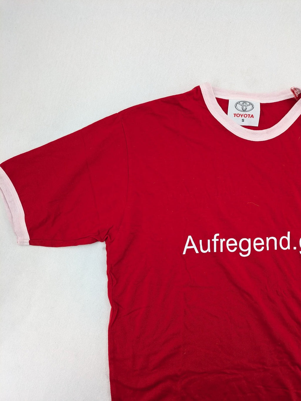 ck red t-shirt with white collar, "Aufregend.gut" print, classic ring style, cotton.