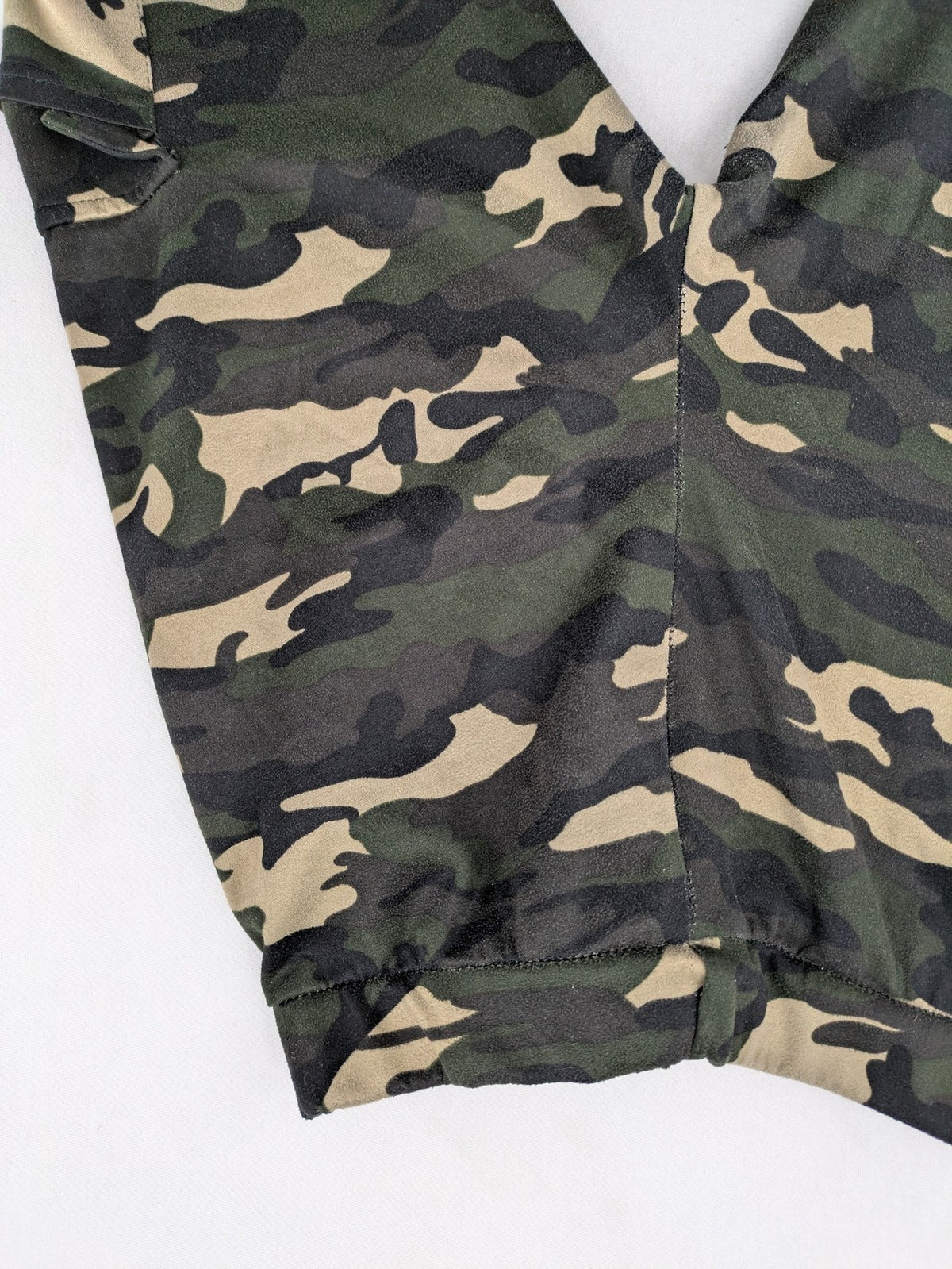 Cargo hunting & tactical pants beige cream camouflage pattern with side pockets and elastic cuffs.