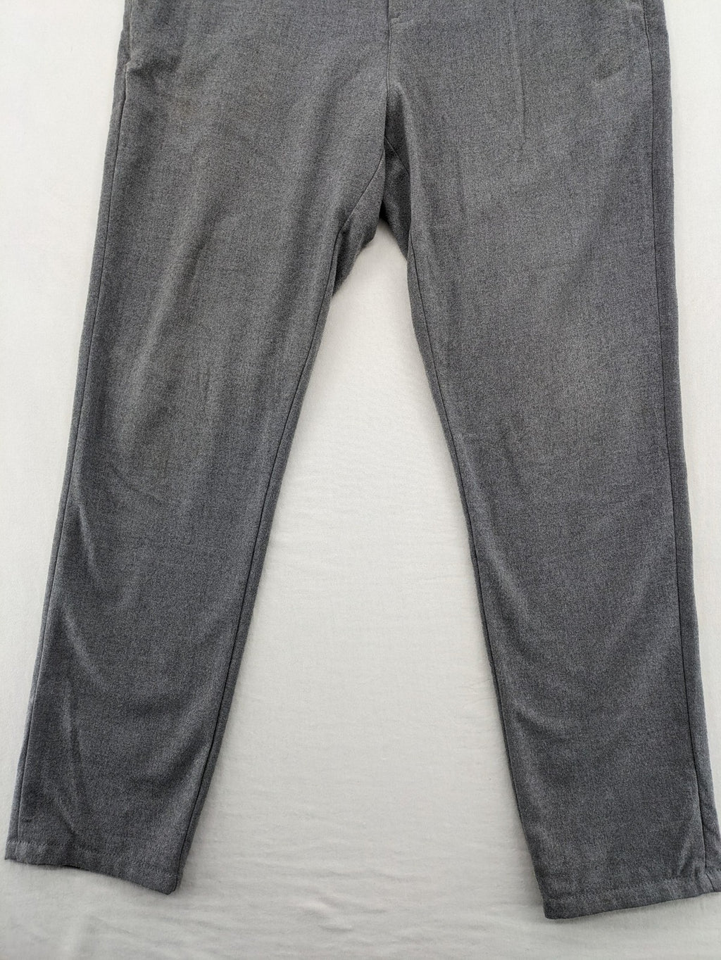 Zara pink pants with button and zipper closure, featuring side pockets and elegant design.