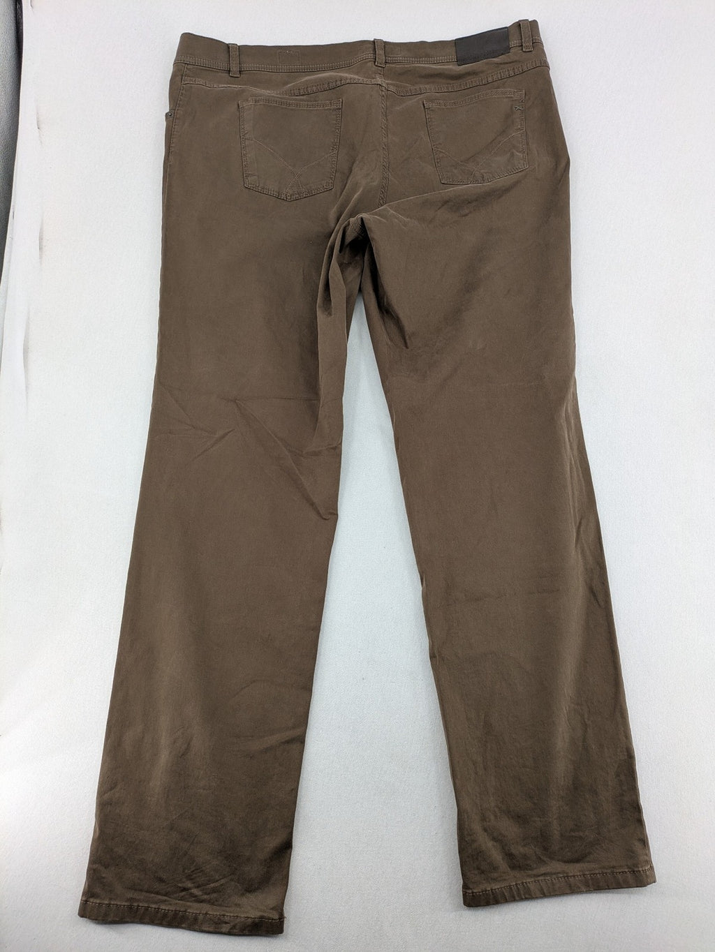 BRAX khaki chinos Cooper Fancy regular fit soft cotton blend with logo detail.