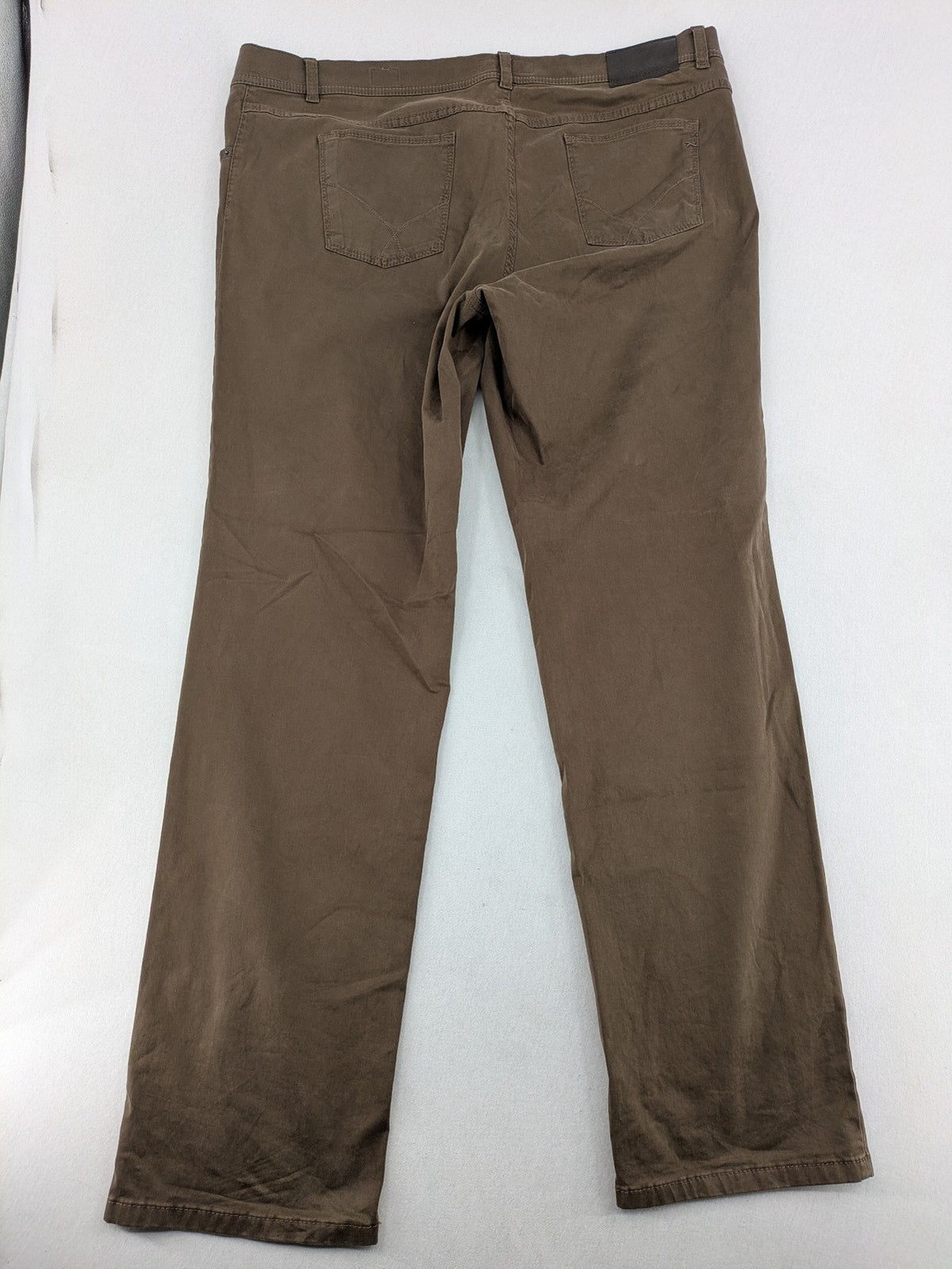 BRAX khaki chinos Cooper Fancy regular fit soft cotton blend with logo detail.