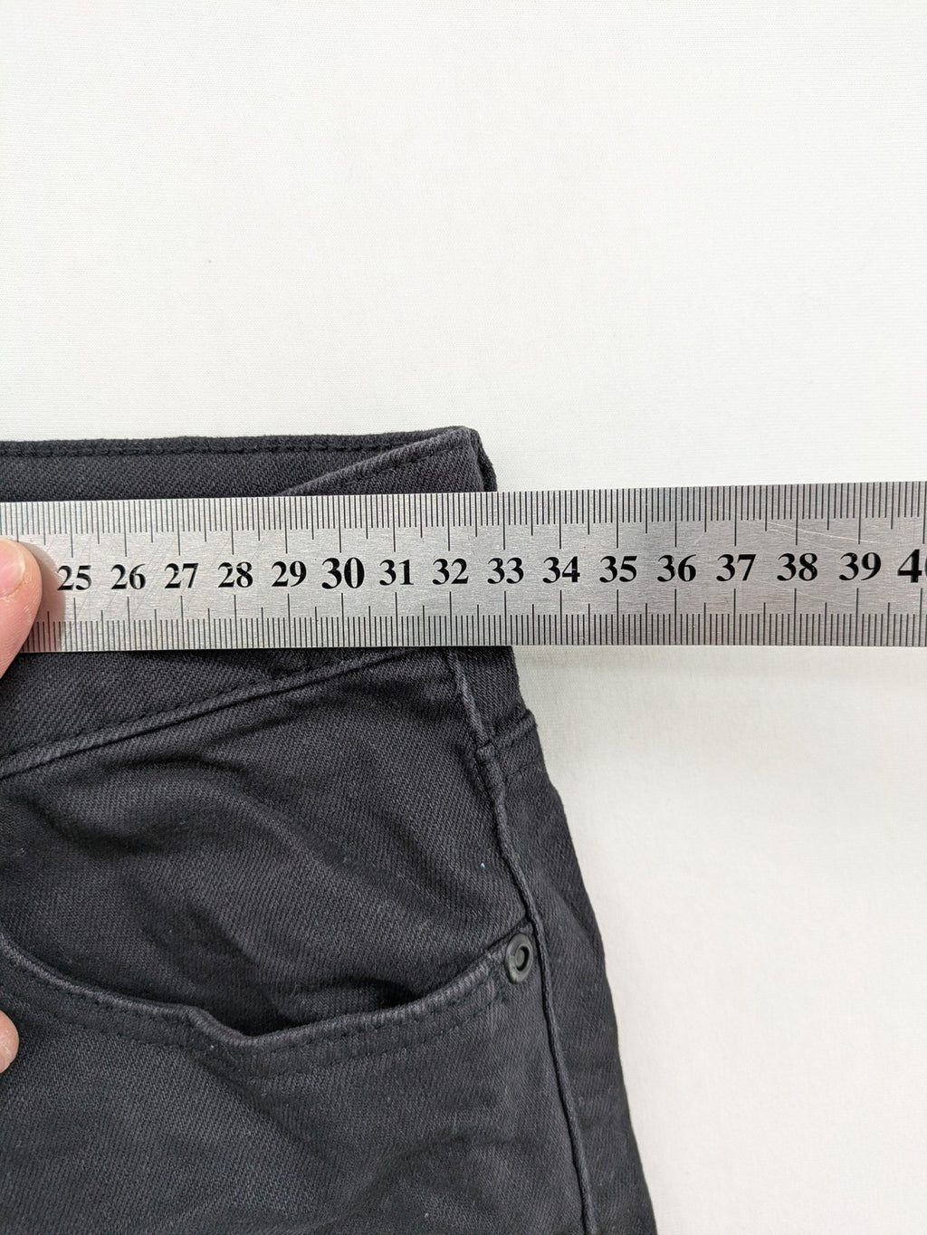 H&M grey skinny fit stretch jeans with modern design and durable denim material.