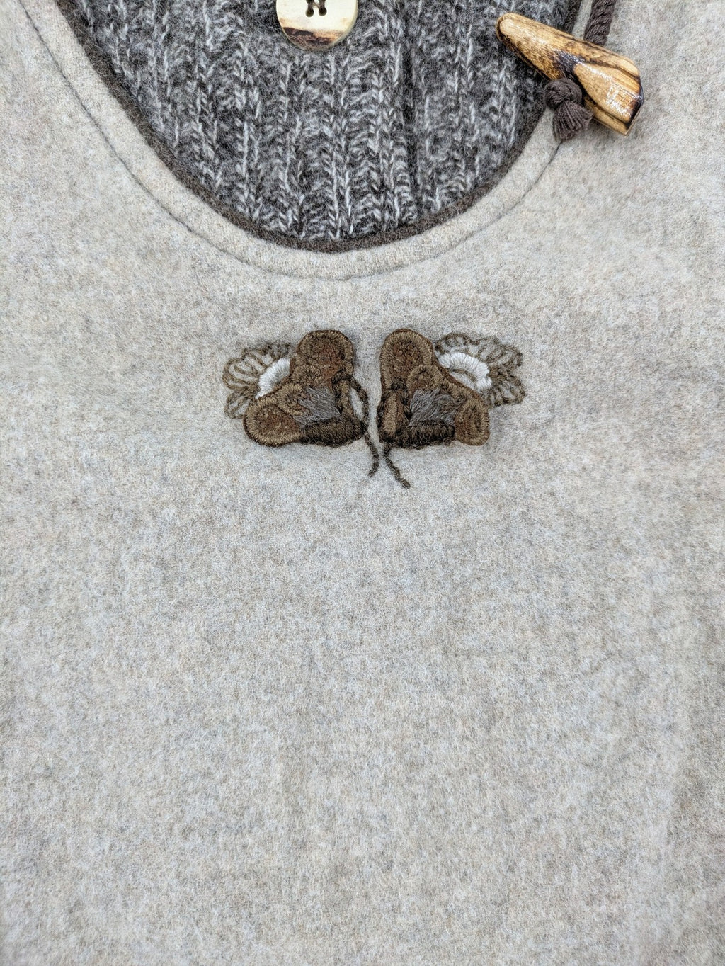 Perry Country beige Trachtenpullover 100% Schurwolle mit Edelweiß-Stickerei und Knebelverschlüssen.