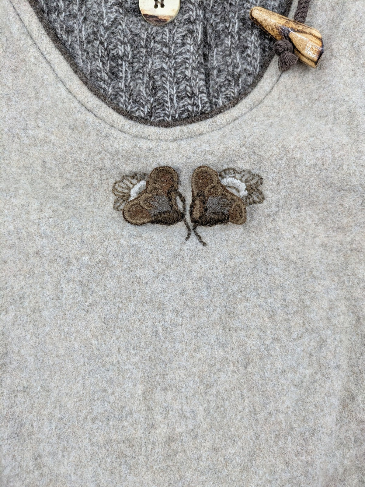 Perry Country beige Trachtenpullover 100% Schurwolle mit Edelweiß-Stickerei und Knebelverschlüssen.