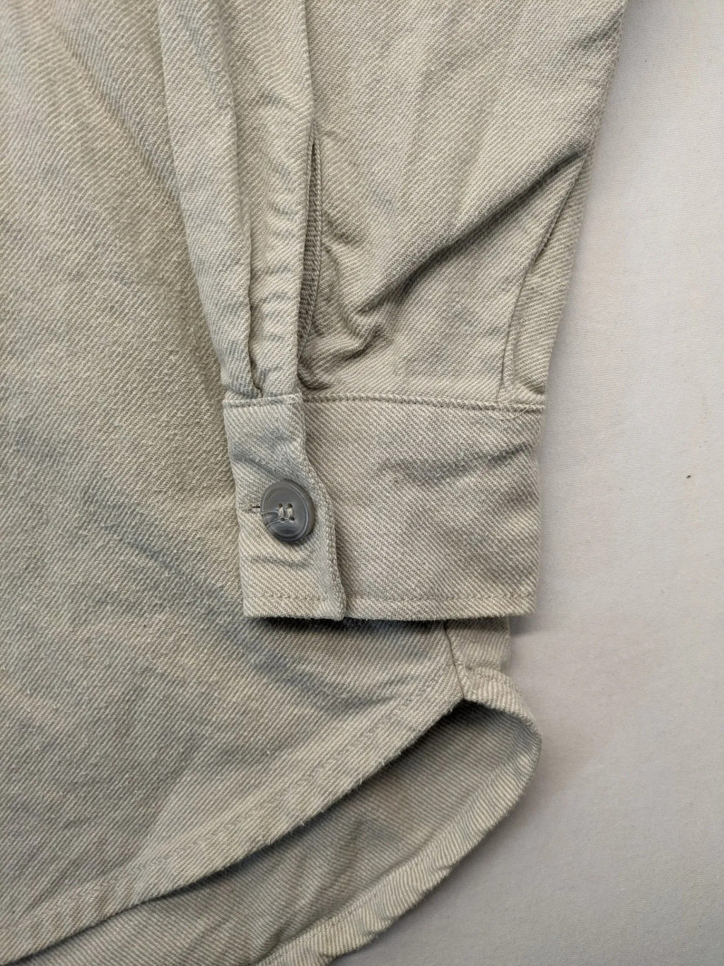 H&M beige overshirt jacket, classic collar, button-down front, two chest pockets, cotton material.
