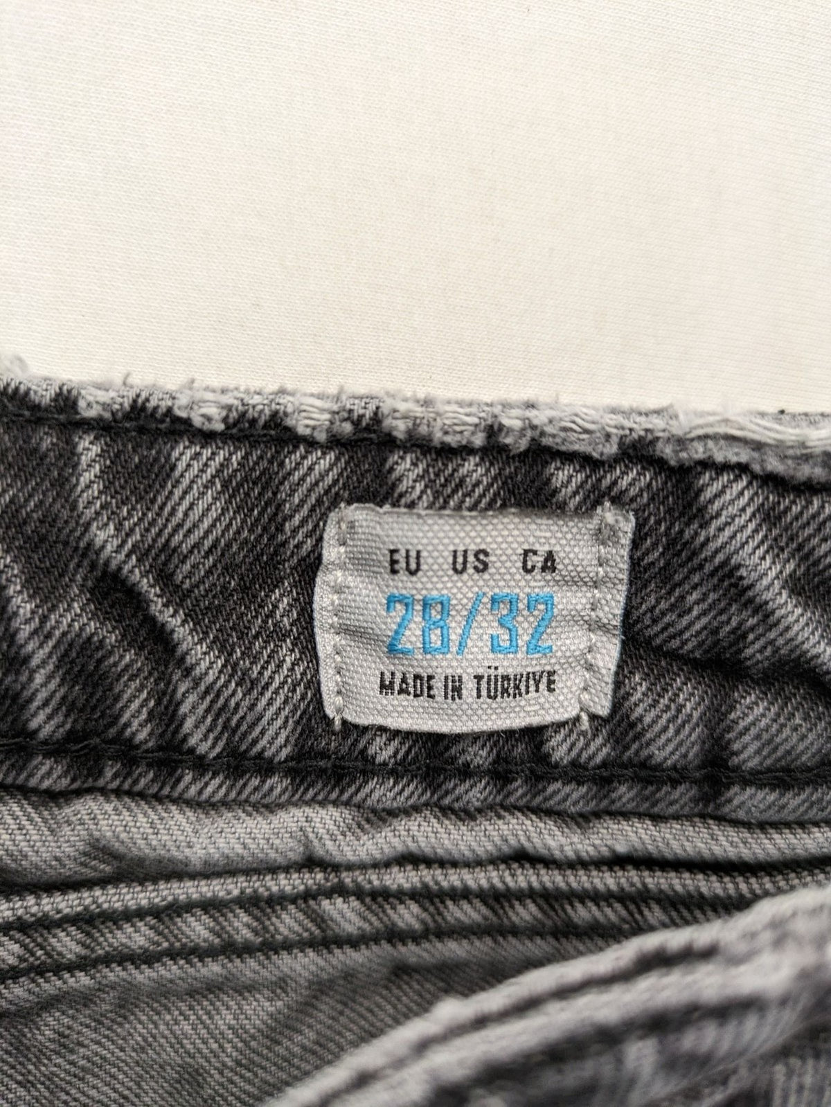 Retro black straight jeans washed denim vintage look with baggy fit and distressed details.
