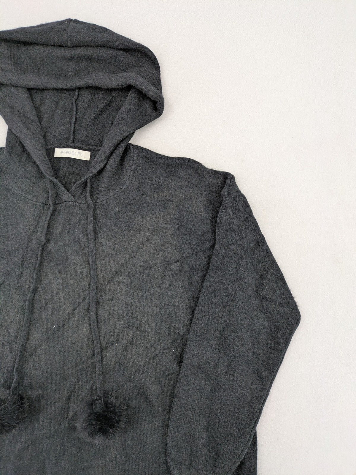 M/L grey hoodie with playful pom-poms and soft viscose blend material.