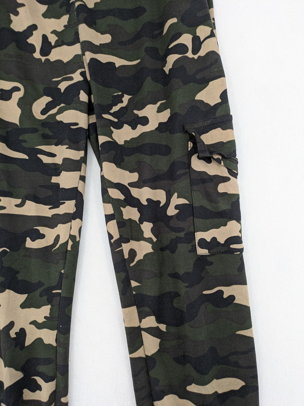Cargo hunting & tactical pants beige cream camouflage pattern with side pockets and elastic cuffs.