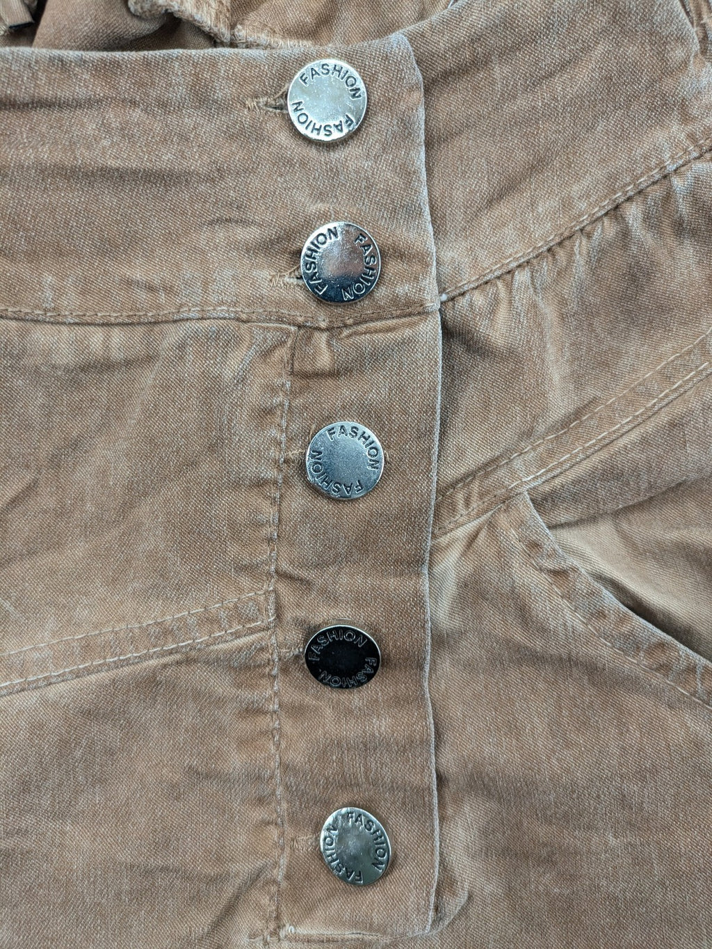 TREDY brown high-waist pants with decorative button placket and elastic waistband, soft knit texture.