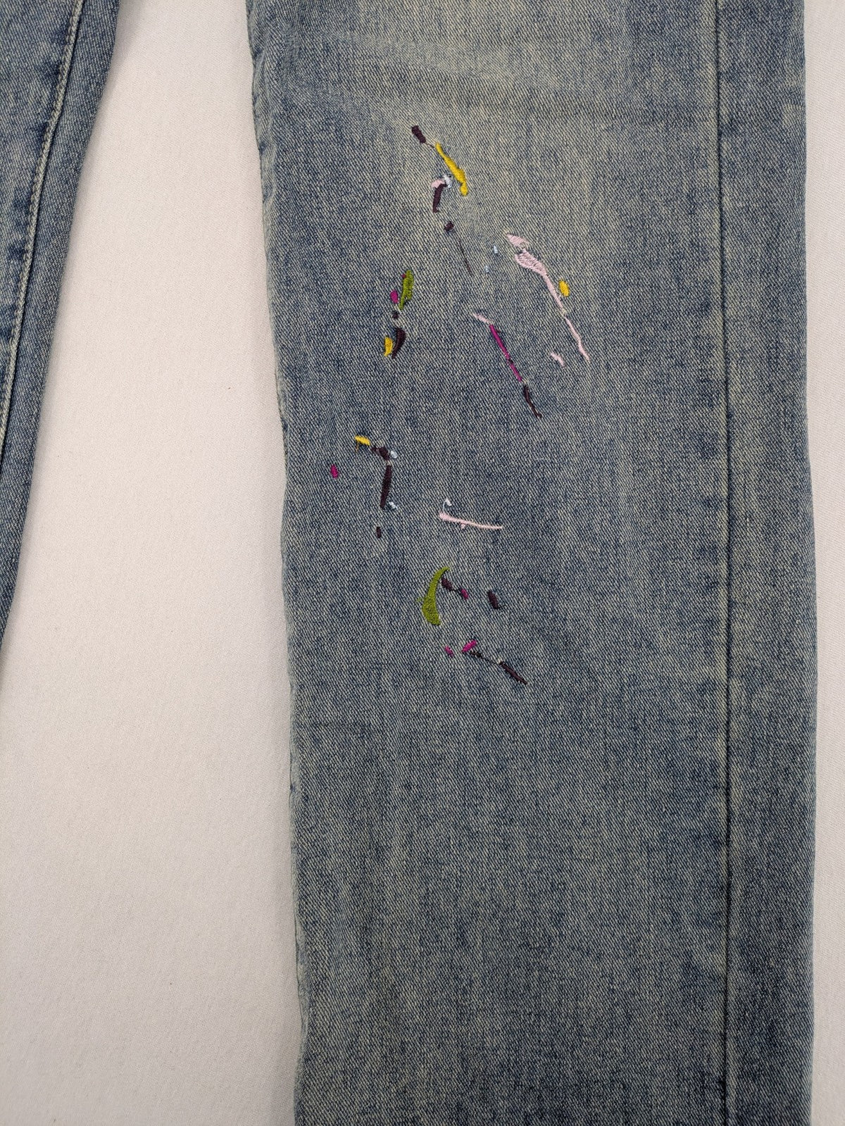 Straight Leg blue straight jeans high waist with colorful embroidered splashes