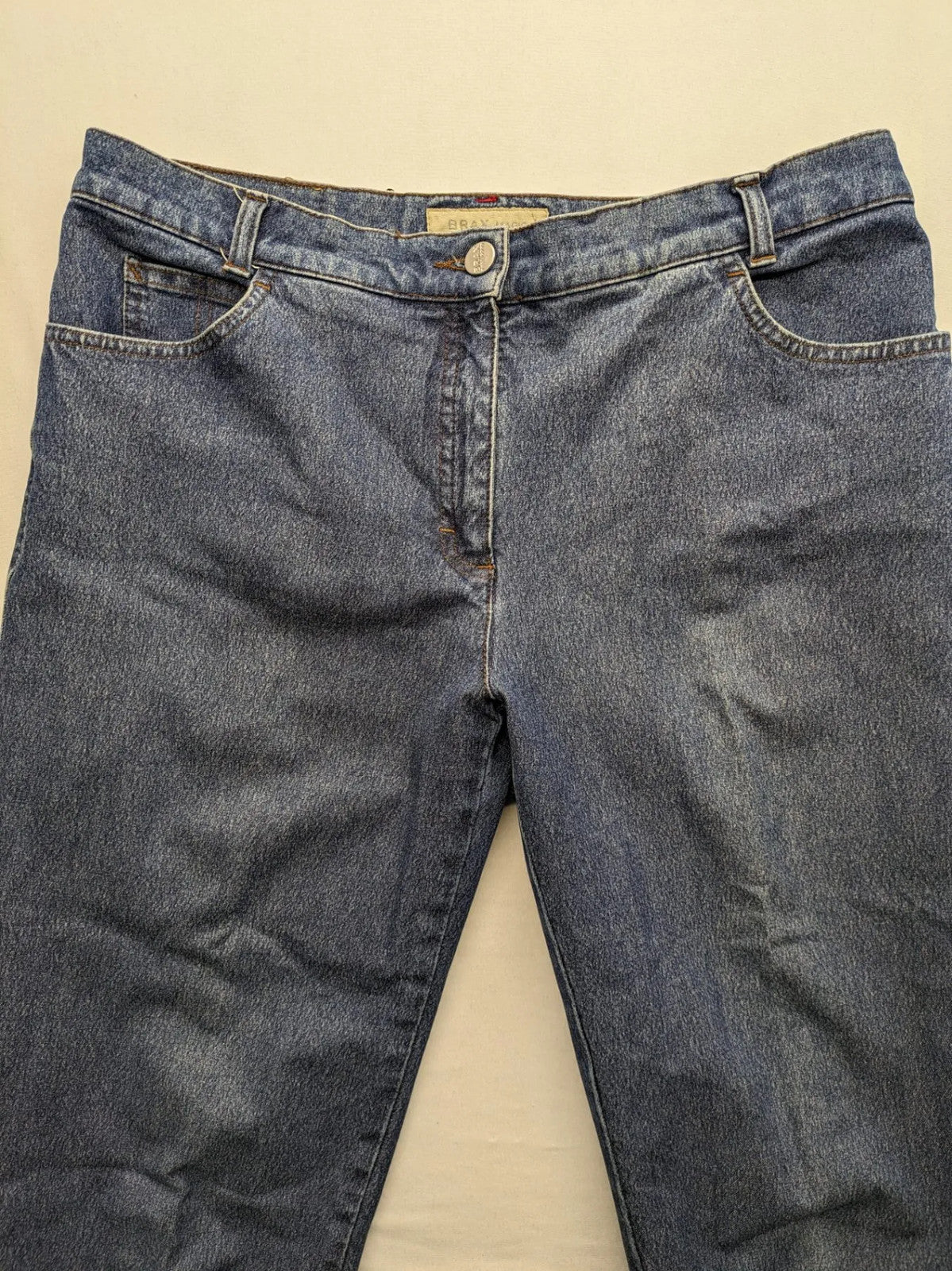BRAX blue straight jeans with 5-pocket style and classic denim material.