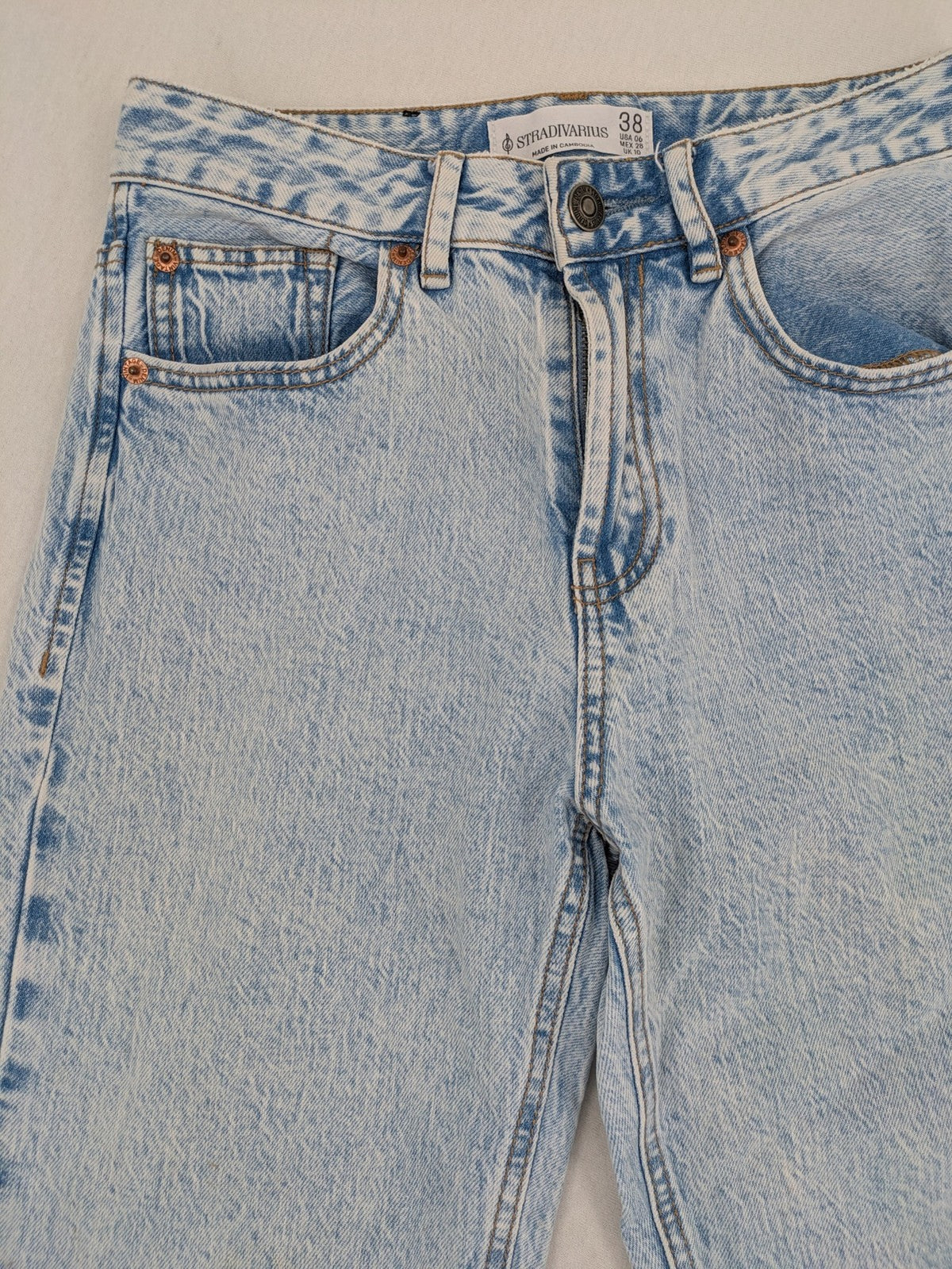 Stradivarius blue high waist flare jeans with acid wash and classic five-pocket design.