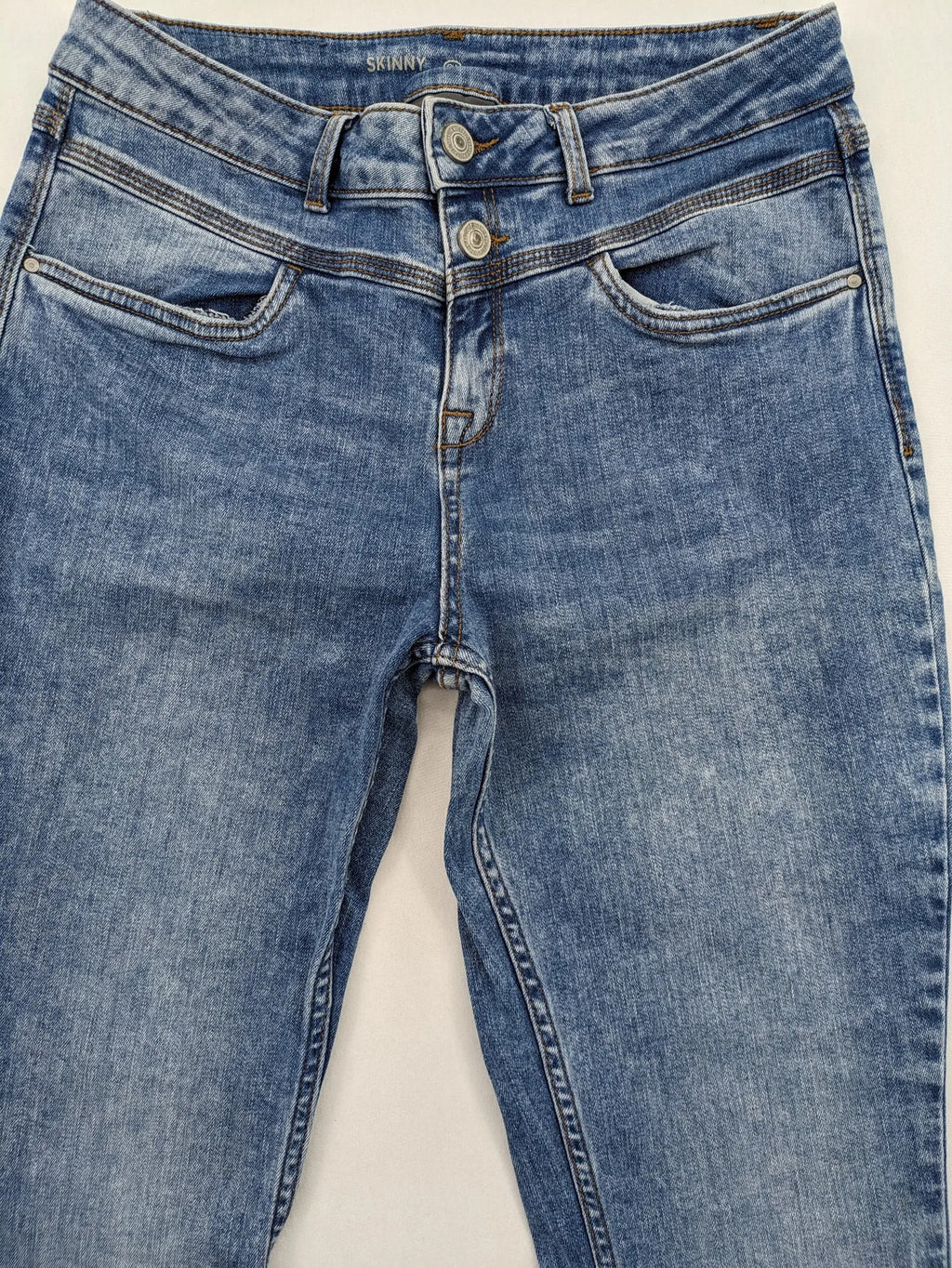 Yessica blue skinny jeans high waist with double button closure and five-pocket style.