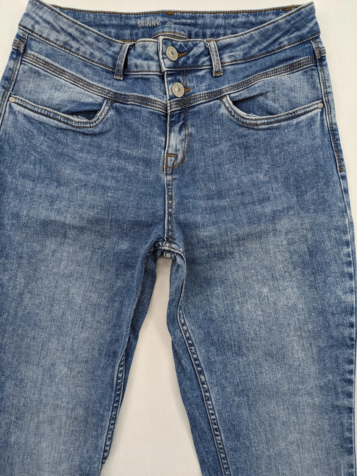 Yessica blue skinny jeans high waist with double button closure and five-pocket style.