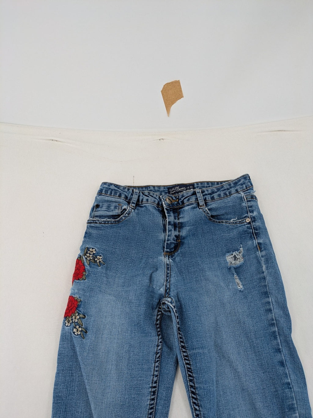Jennyfer pink skinny jeans with distressed details and red rose embroidery on hips and knees.