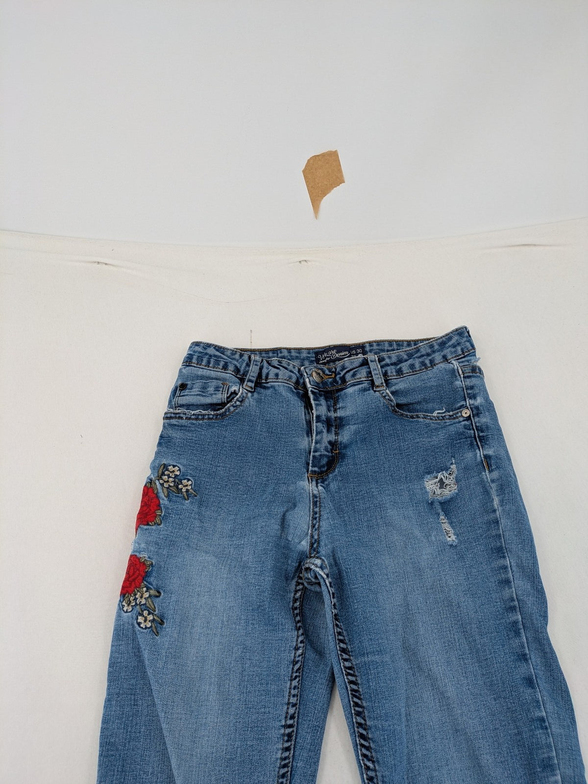 Jennyfer pink skinny jeans with distressed details and red rose embroidery on hips and knees.