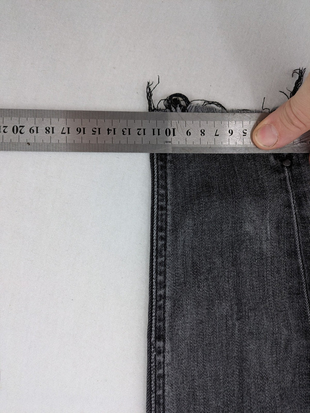 Stradivarius grey skinny jeans with distressed finish and ankle zippers, five-pocket style.