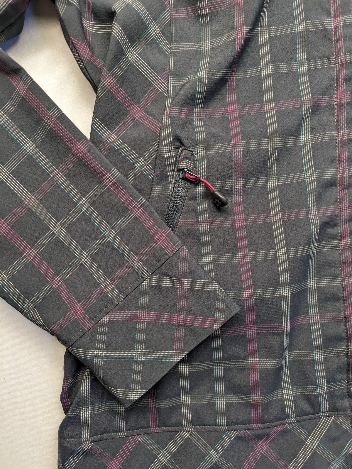 Jack Wolfskin pink softshell jacket grey check pattern, Flex Shield technology, hooded.
