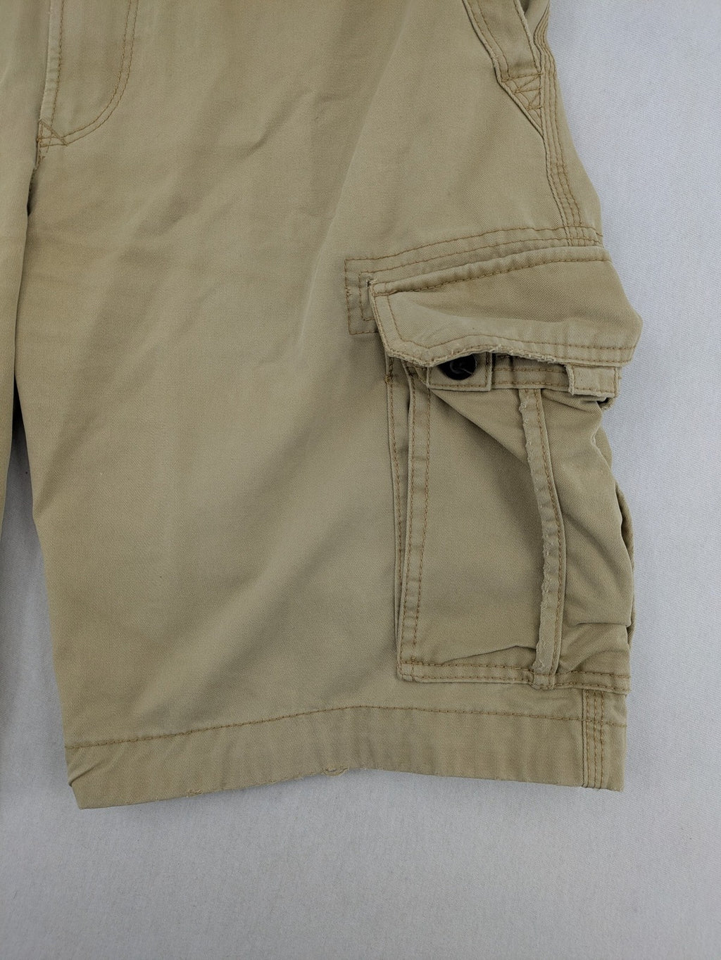 Angelo Litrico beige cargo shorts with multiple pockets and durable cotton material.