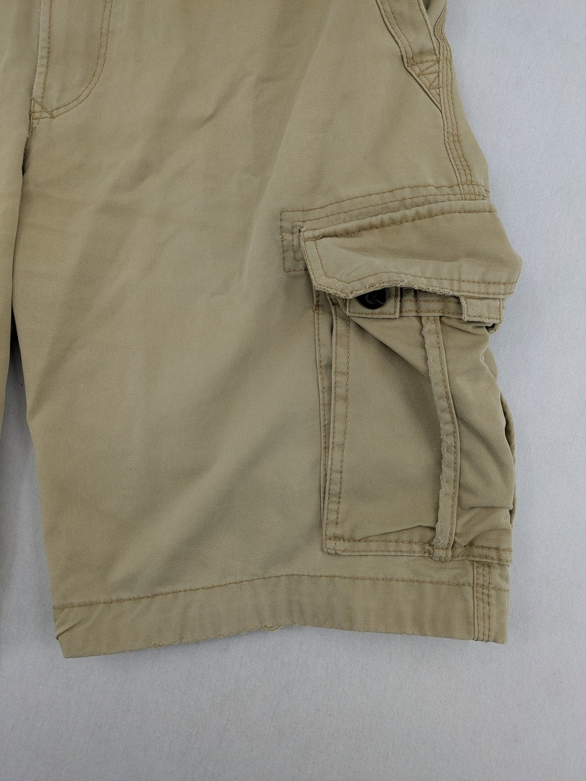 Angelo Litrico beige cargo shorts with multiple pockets and durable cotton material.