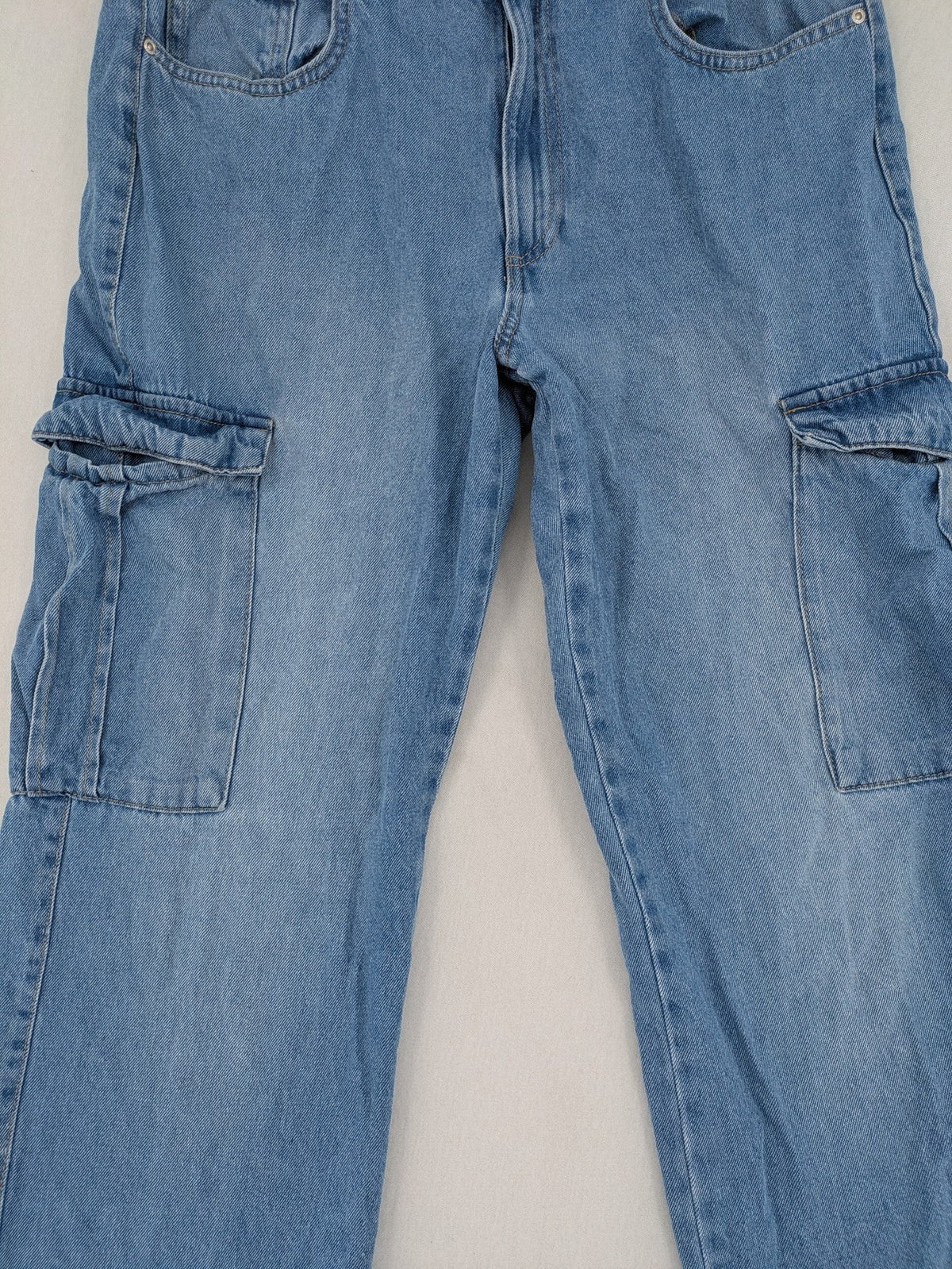 ONLY blue straight jeans with multiple pockets and zipper/button closure, made of 100% cotton.